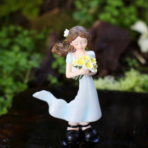 Mädchenfigur mit