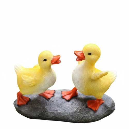 Zwei enten auf stein figur - auf,