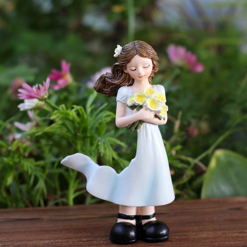 Mädchenfigur mit