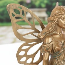 Sitzende Fee auf Blume